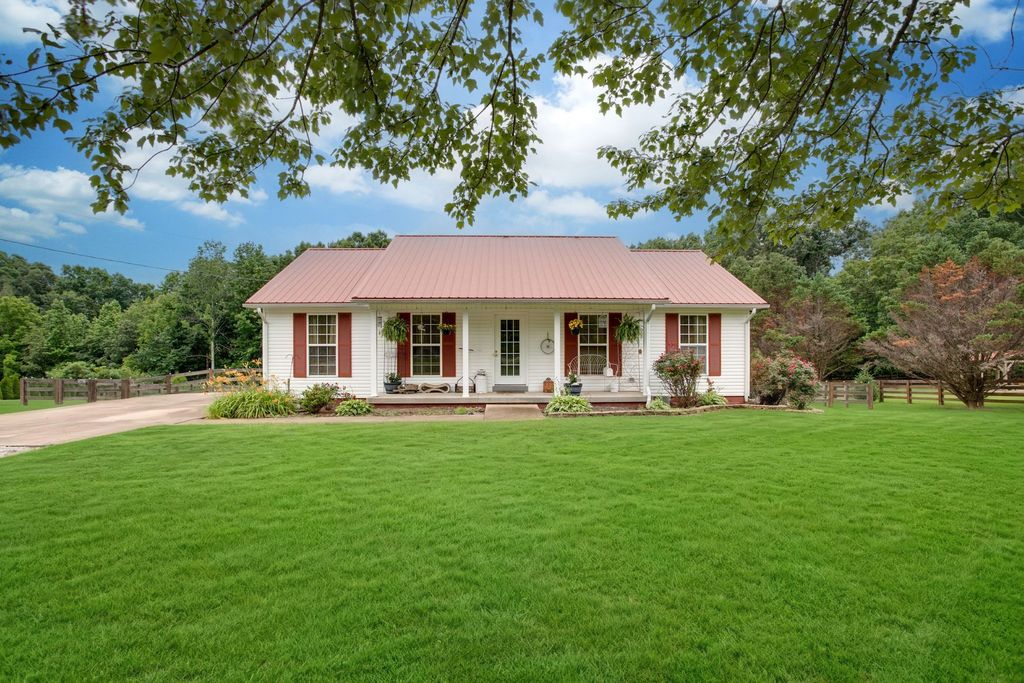 2233 Fall River Rd, Leoma, TN 38468