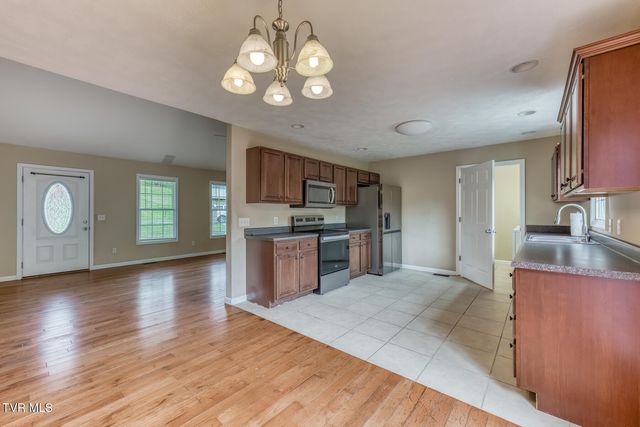 153 Hunters Run Lane, Mount Carmel, TN 37645