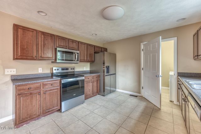 153 Hunters Run Lane, Mount Carmel, TN 37645