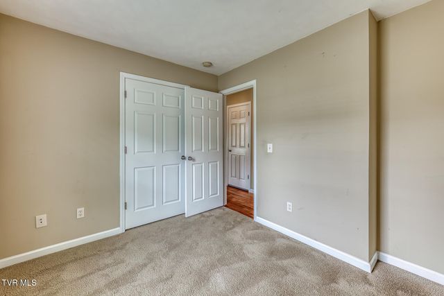 153 Hunters Run Lane, Mount Carmel, TN 37645