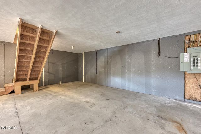 153 Hunters Run Lane, Mount Carmel, TN 37645