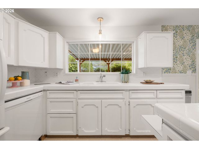 8516 Se MILL St, Portland, OR 97216