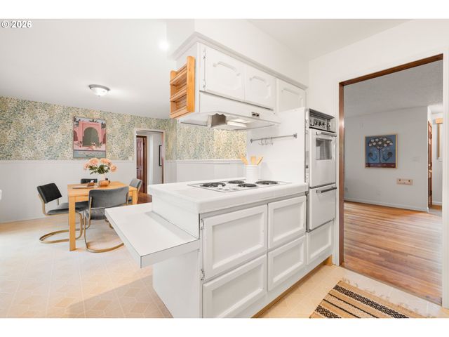 8516 Se MILL St, Portland, OR 97216