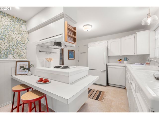 8516 Se MILL St, Portland, OR 97216