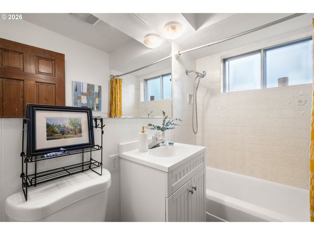 8516 Se MILL St, Portland, OR 97216