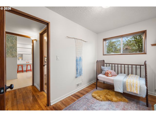 8516 Se MILL St, Portland, OR 97216