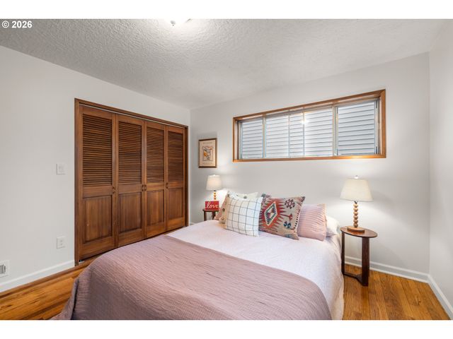 8516 Se MILL St, Portland, OR 97216