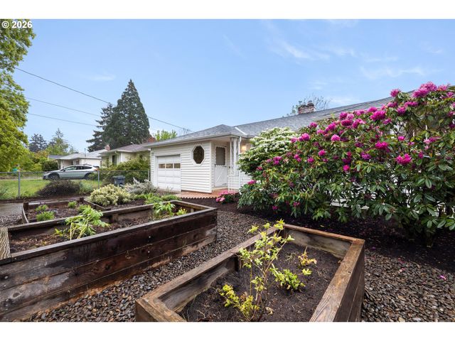 8516 Se MILL St, Portland, OR 97216