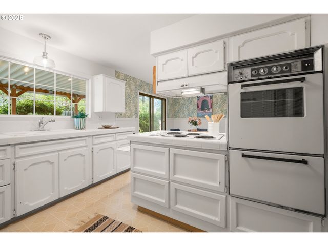 8516 Se MILL St, Portland, OR 97216