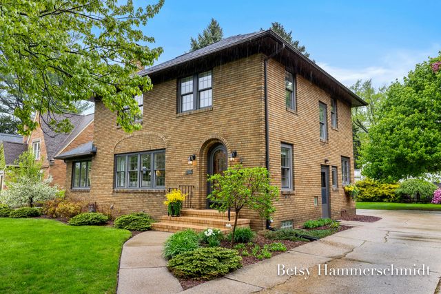 417 Cheshire Drive NE, Grand Rapids, MI 49505