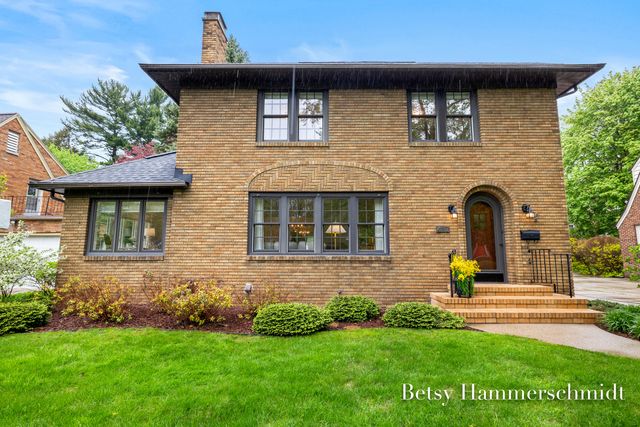417 Cheshire Drive NE, Grand Rapids, MI 49505