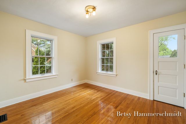 417 Cheshire Drive NE, Grand Rapids, MI 49505