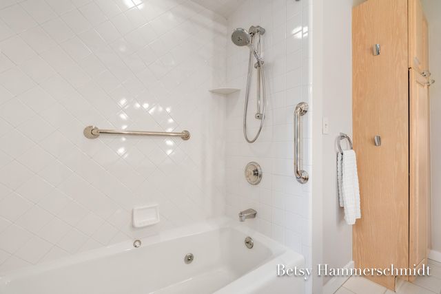 417 Cheshire Drive NE, Grand Rapids, MI 49505