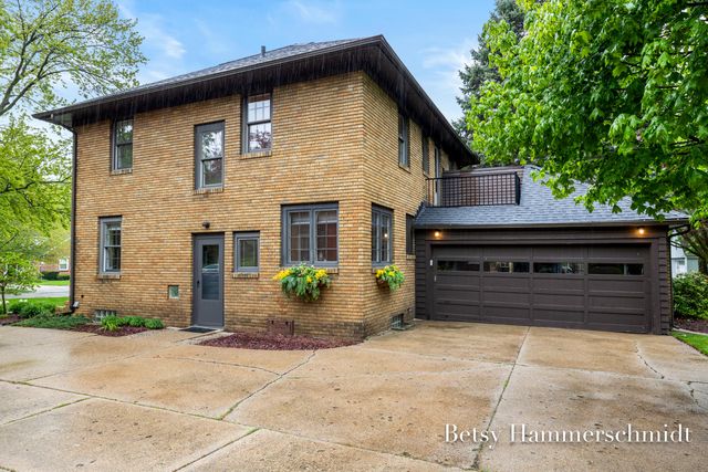 417 Cheshire Drive NE, Grand Rapids, MI 49505