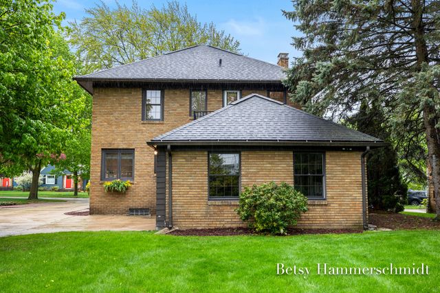 417 Cheshire Drive NE, Grand Rapids, MI 49505
