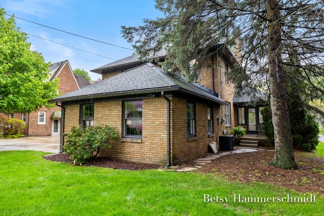 417 Cheshire Drive NE, Grand Rapids, MI 49505
