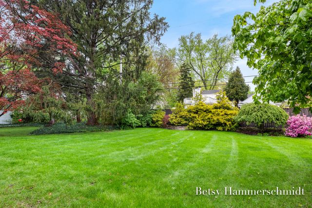 417 Cheshire Drive NE, Grand Rapids, MI 49505