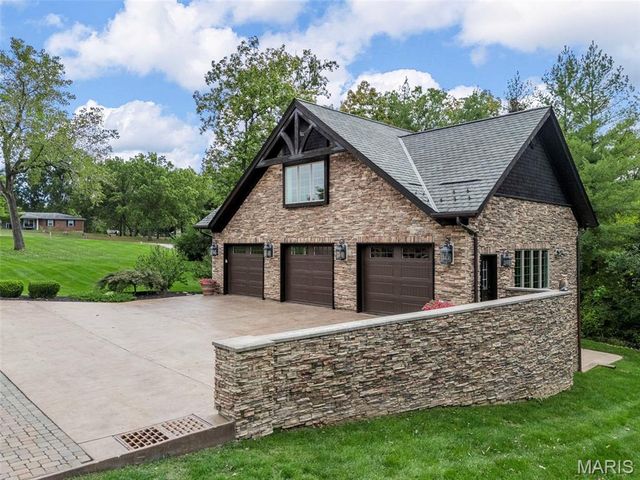 9 Woodview Drive, Lake St Louis, MO 63367