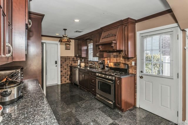 4 Laurette Lane, Freeport, NY 11520