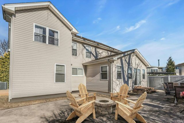 4 Laurette Lane, Freeport, NY 11520