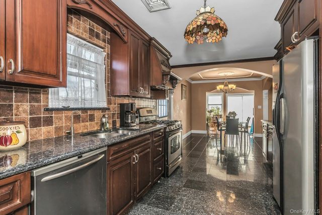 4 Laurette Lane, Freeport, NY 11520