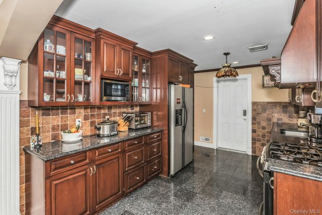 4 Laurette Lane, Freeport, NY 11520