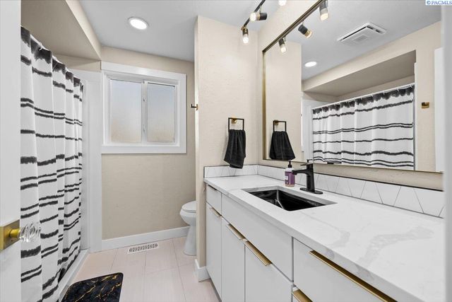 509 S Kellogg St, Kennewick, WA 99336