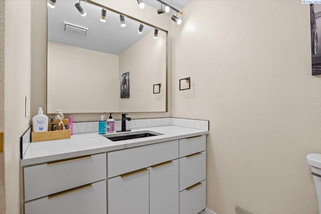 509 S Kellogg St, Kennewick, WA 99336