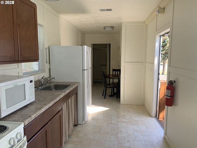 334 E 5TH Ave, Riddle, OR 97469