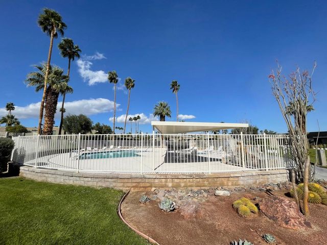 837 N Calle De Pinos, Palm Springs, CA 92262