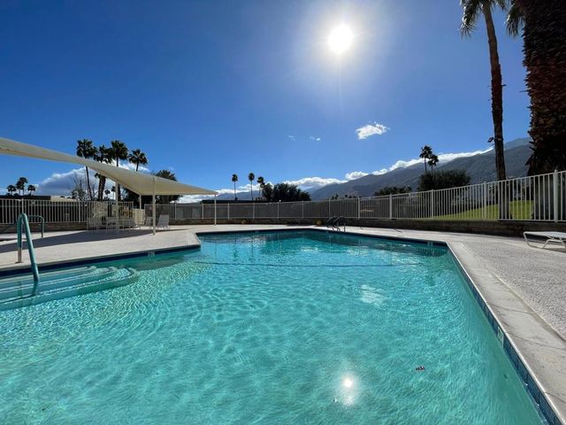837 N Calle De Pinos, Palm Springs, CA 92262