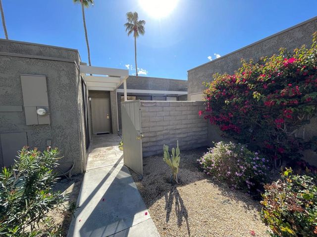 837 N Calle De Pinos, Palm Springs, CA 92262