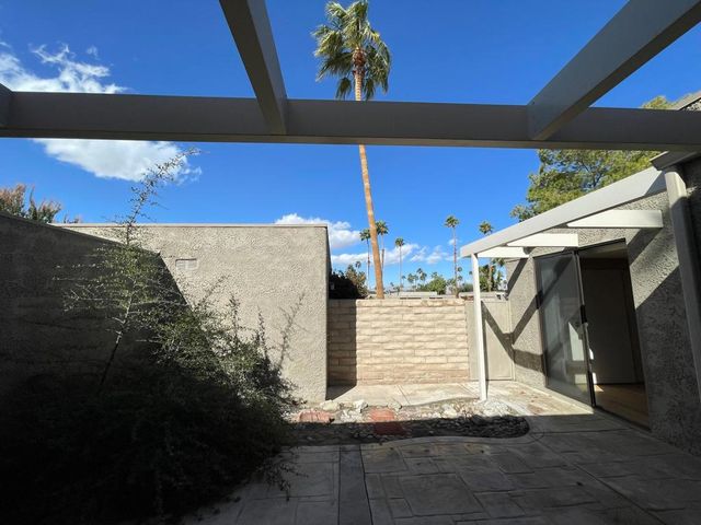 837 N Calle De Pinos, Palm Springs, CA 92262