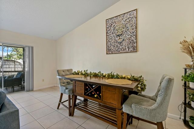 4 Knightsbridge Lane, Boynton Beach, FL 33426