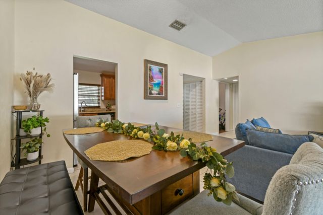 4 Knightsbridge Lane, Boynton Beach, FL 33426