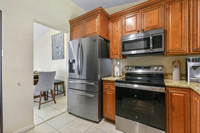 4 Knightsbridge Lane, Boynton Beach, FL 33426