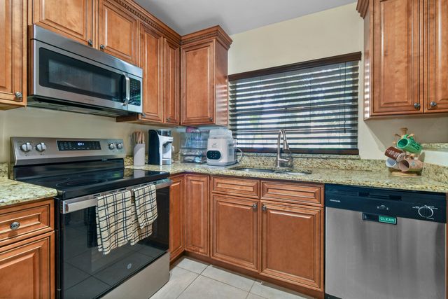 4 Knightsbridge Lane, Boynton Beach, FL 33426