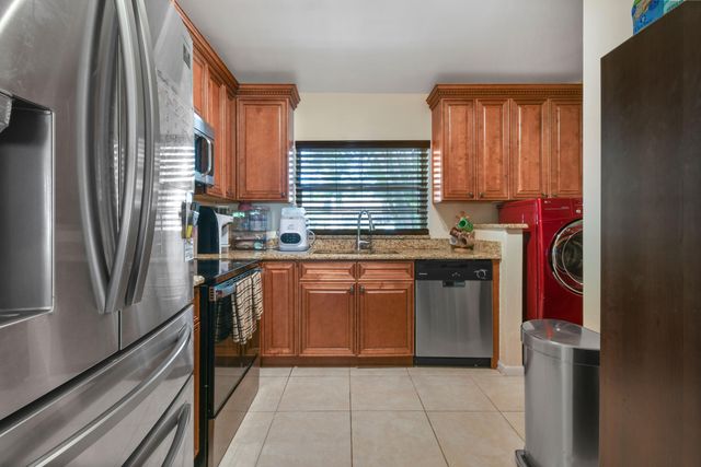 4 Knightsbridge Lane, Boynton Beach, FL 33426