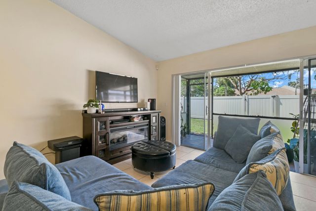 4 Knightsbridge Lane, Boynton Beach, FL 33426