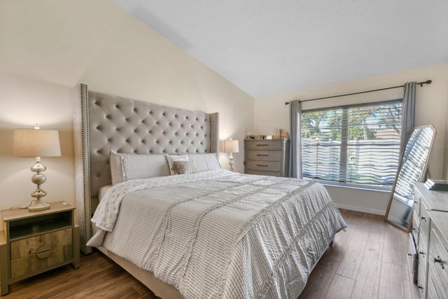 4 Knightsbridge Lane, Boynton Beach, FL 33426