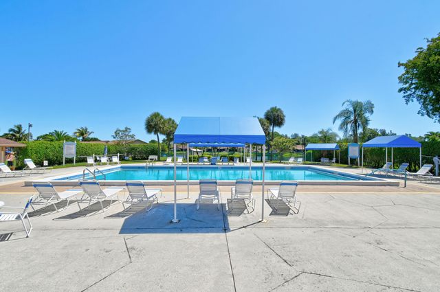 4 Knightsbridge Lane, Boynton Beach, FL 33426