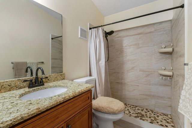4 Knightsbridge Lane, Boynton Beach, FL 33426