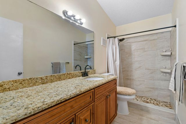 4 Knightsbridge Lane, Boynton Beach, FL 33426