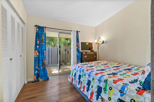 4 Knightsbridge Lane, Boynton Beach, FL 33426