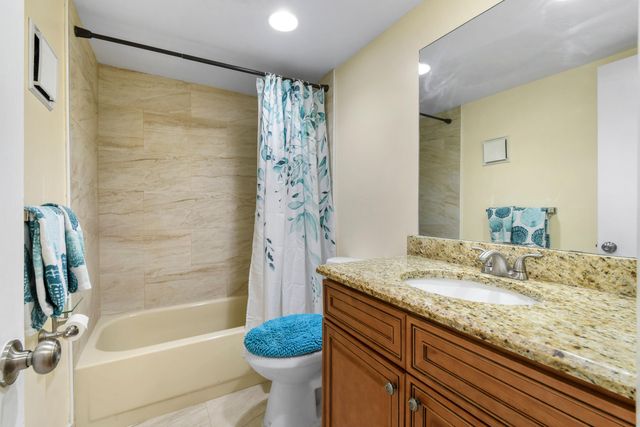4 Knightsbridge Lane, Boynton Beach, FL 33426