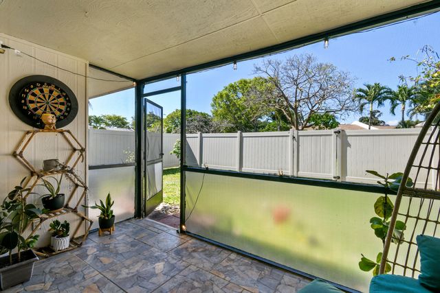 4 Knightsbridge Lane, Boynton Beach, FL 33426