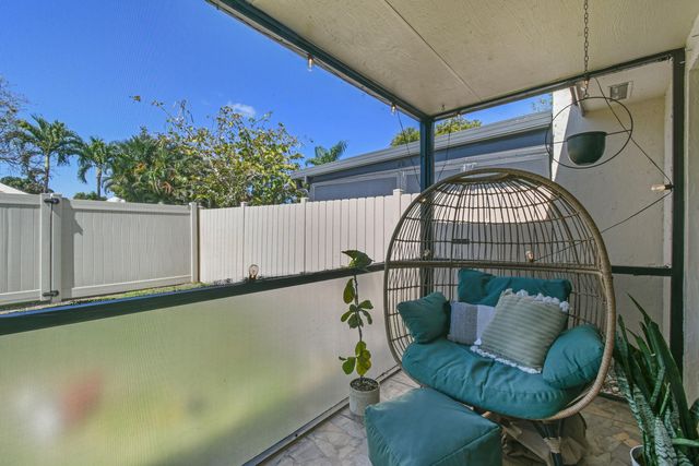 4 Knightsbridge Lane, Boynton Beach, FL 33426