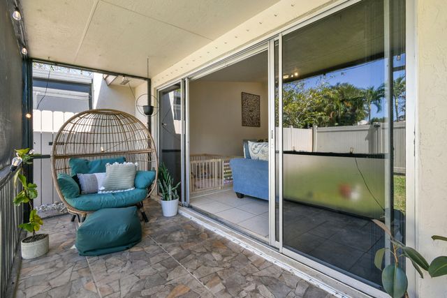 4 Knightsbridge Lane, Boynton Beach, FL 33426