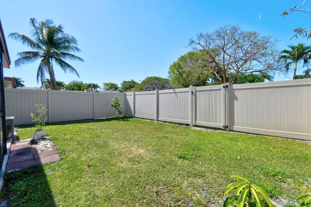 4 Knightsbridge Lane, Boynton Beach, FL 33426