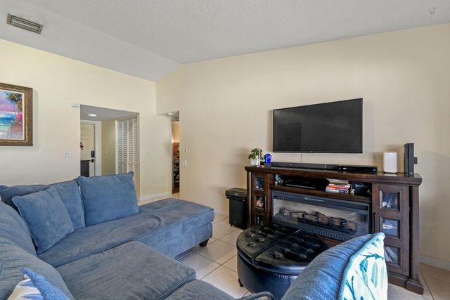 4 Knightsbridge Lane, Boynton Beach, FL 33426